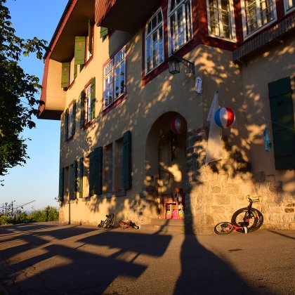 Vor dem Haus.Sommerabend.kl